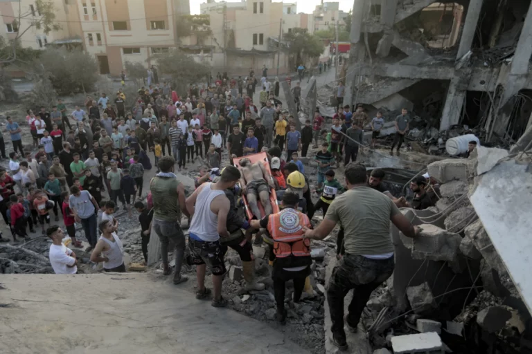 Denuncian bombardeo israelí en hospital de Gaza que ha dejado al menos 200 muertos