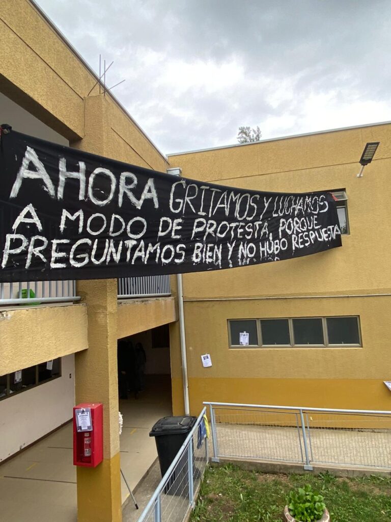Alumnos del Colegio Esmeralda de Talca se manifiestan ante precariedad