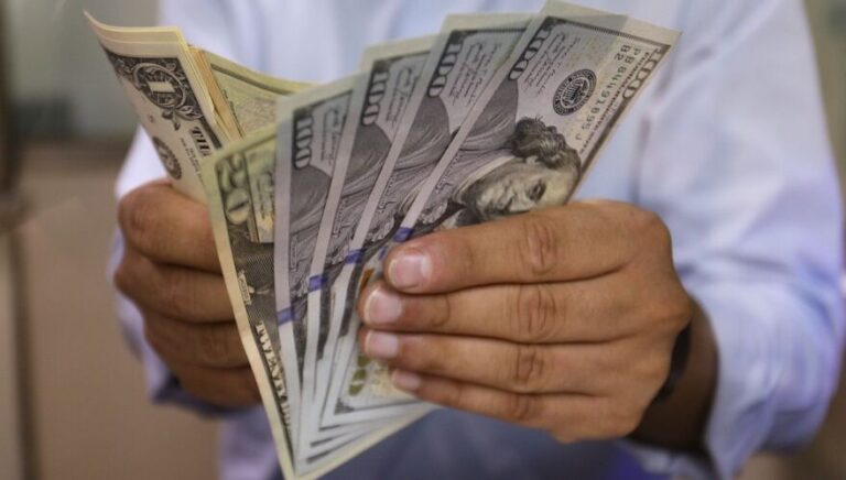 Dólar cerró a la baja este lunes