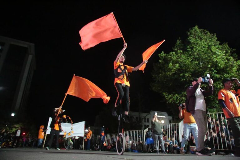 Más de 65 mil personas fueron parte del desfile de carros alegóricos de la Fiesta de la Primavera 