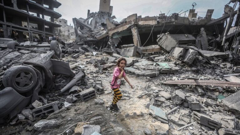 Cifran en 2.215 el número de palestinos muertos en Gaza tras bombardeos israelíes