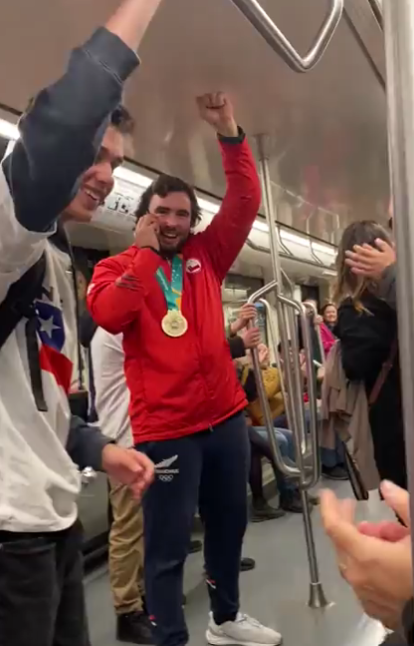 Ganó el oro y se fue en Metro: Lucas Nervi fue ovacionado por pasajeros luego de triunfar en Stgo 2023