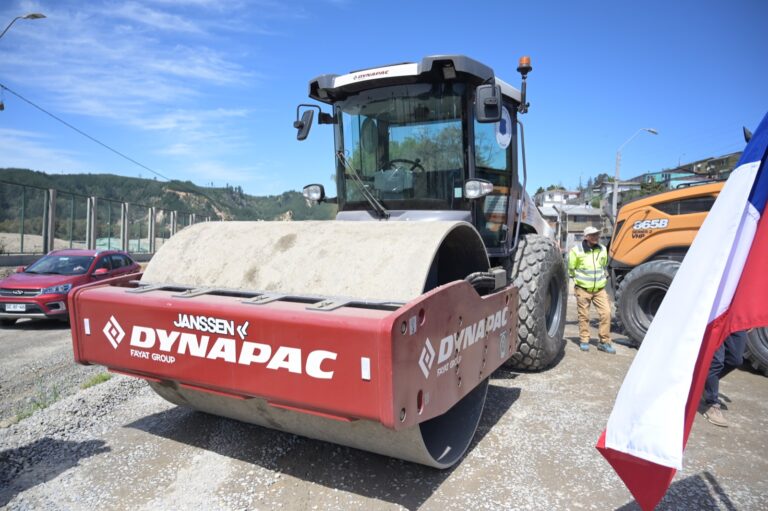 Constitución: entregan máquina motoniveladora y rodillo compacto