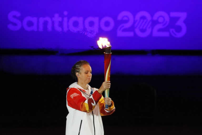 Emocionante momento con figuras del deporte chileno: así se encendió el pebetero panamericano