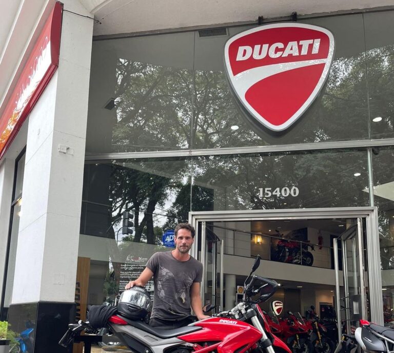 Fiscalizan en vivo a Gonzalo Valenzuela: retiraron su moto por error en patente y falta de documentos