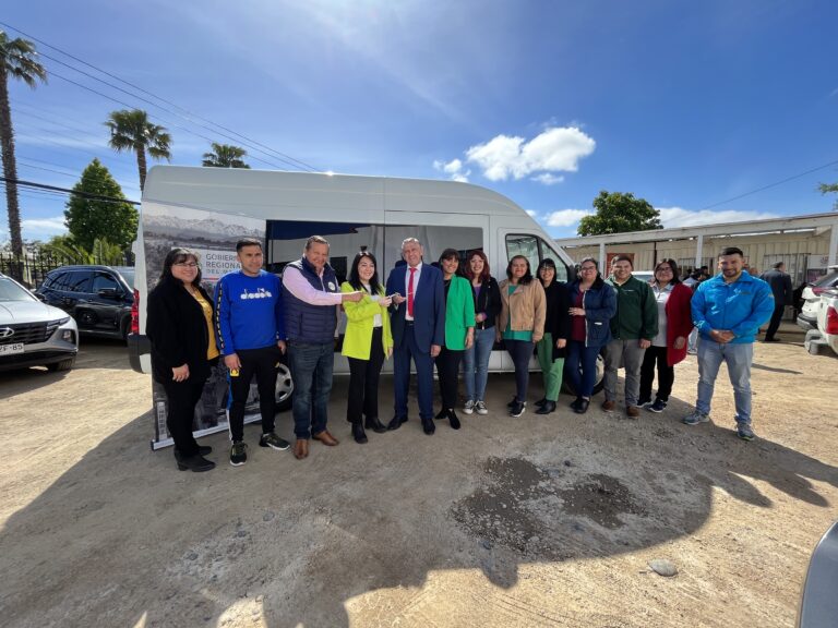 Gobierno Regional del Maule hace entrega de minibús para DAEM de Rauco