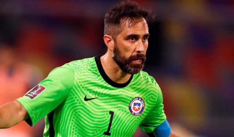 Pellegrini anuncia que Claudio Bravo no volverá hasta el 2024