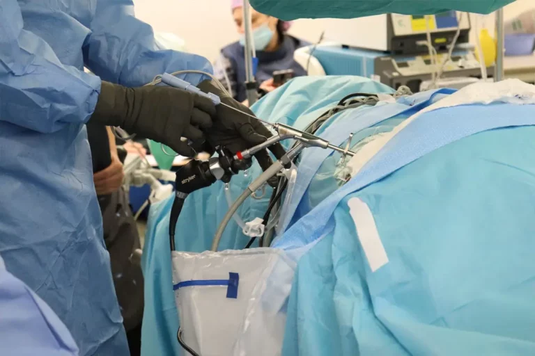 HRT Realiza con Éxito la Primera Cirugía de Hernia Lumbar vía Endoscópica