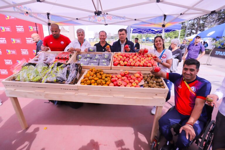 En el marco de Santiago 2023, ministro de Agricultura incentiva a consumir frutas