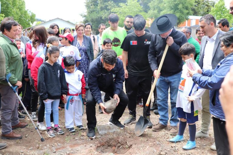 Longaví: Se oficializa la construcción de nuevo polideportivo