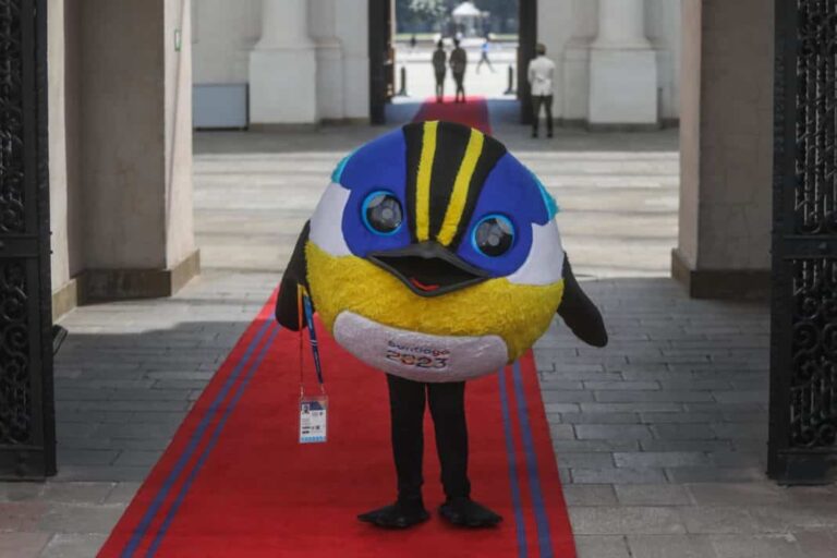 Atleta brasileño gastó más de medio millón de pesos en peluches de los panamericanos