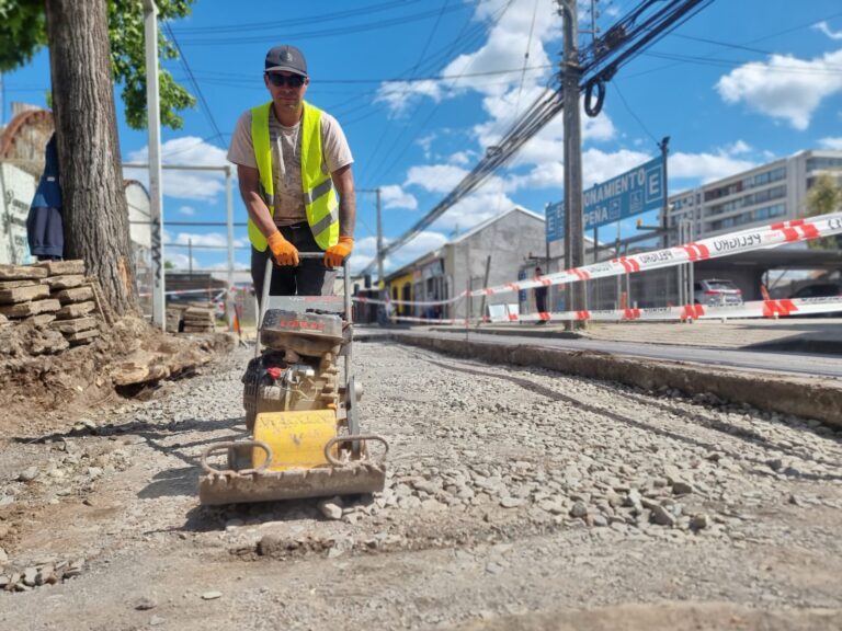 Curicó: Comenzó plan de reparación de calzadas en sectores críticos de la comuna