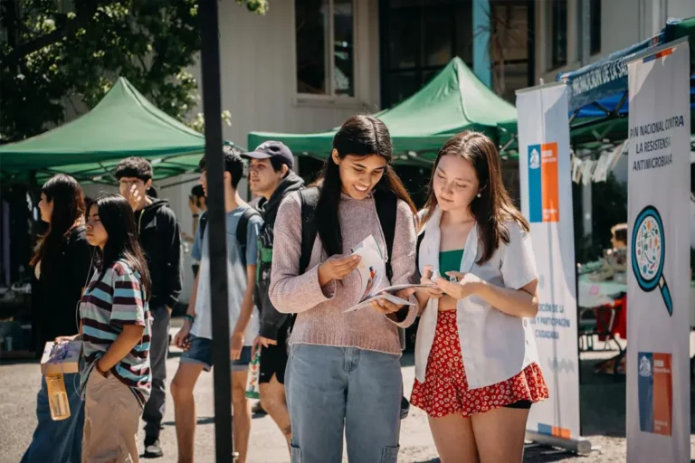 Seremi de salud aborda resistencia antimicrobiana en jornada especializada