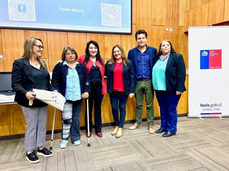 FOSIS beneficia a agrupaciones con donación de computadores en el Maule