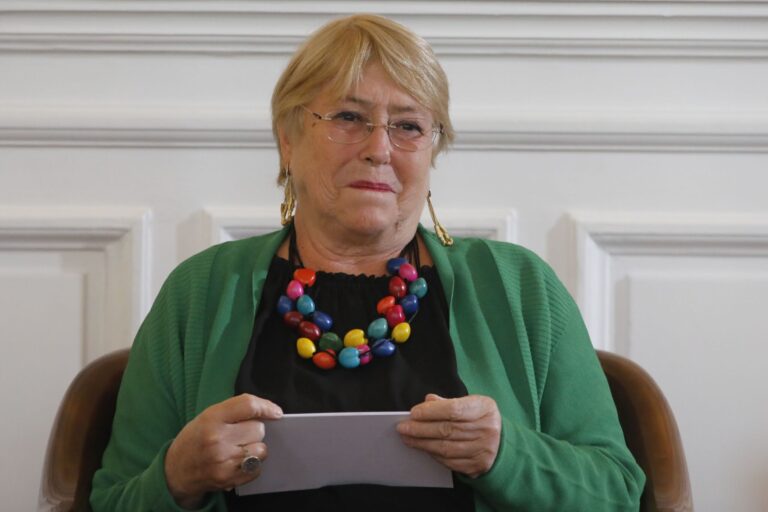 Oficialismo respalda a Bachelet ante críticas por apoyo al “En contra”