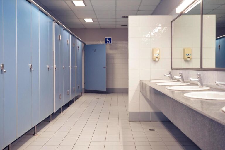 ¿Evitas Sentarte en el Baño Público? descubre por qué considerarlo