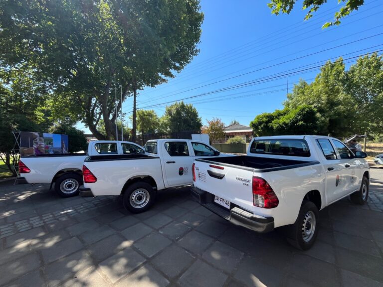 Cauquenes: Nuevas camionetas para servicios municipales