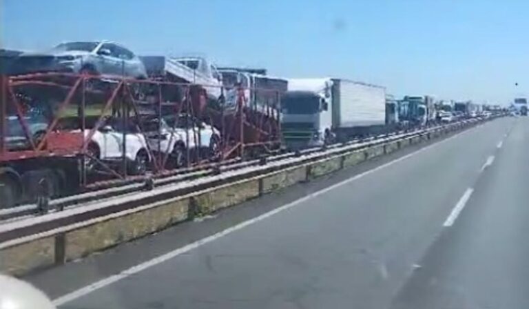 Accidente KM 208: Taco kilométrico deja camión volcado en ruta 5 sur