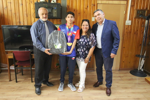 Medallista Sudamericano Escolar se reúne con Jefe DAEM