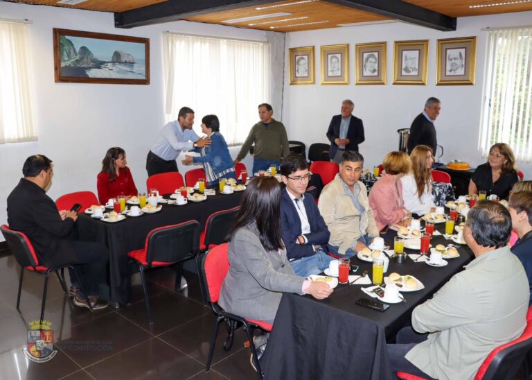Constitución: Celebra a Estudiantes con Puntajes Nacionales en la PAES