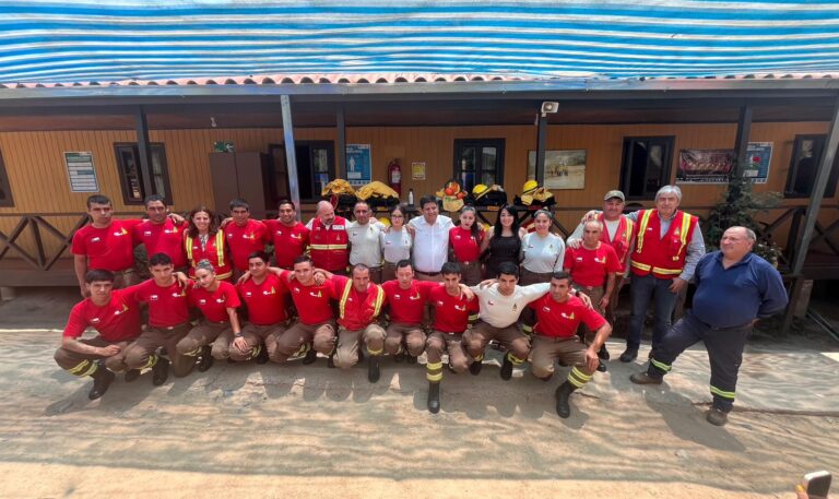 Conaf: Brindan apoyo a brigadistas tras accidente aéreo en combate de incendios