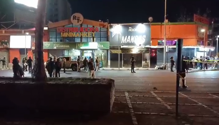 Dos carabineros heridos y un sujeto muerto dejan balacera en establecimiento de comida en Estación Central