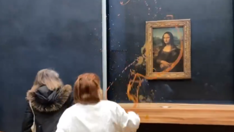 Activistas arrojaron sopa al cuadro de la Gioconda en París