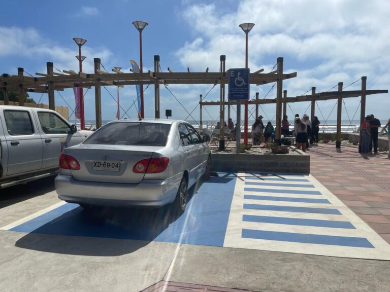 Inauguran plazoleta renovada en Iloca, Licantén, con inversión de $74 millones.