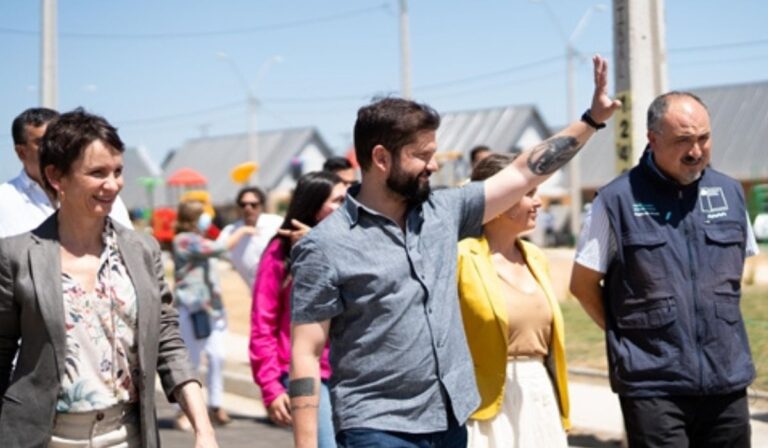 Presidente Boric lideró entrega de viviendas en Parral