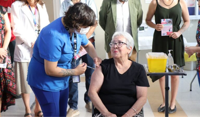 Covid-19: Realizan llamado a vacunarse a nuevos grupos de la población