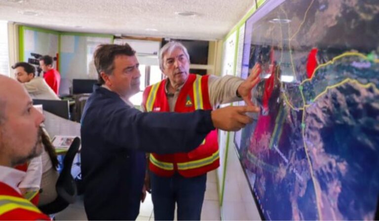 Ministro de Agricultura visitó zonas afectadas por incendios en el Maule