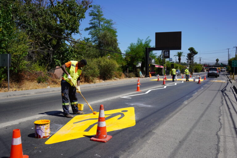 Curicó: realizan trabajos de demarcación vial frente a establecimientos educacionales