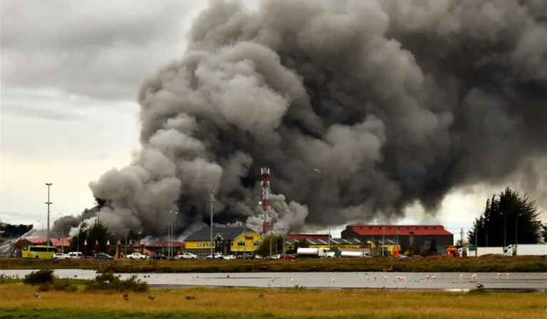 Tras incendio en planta salmonera despedirán a 750 trabajadores