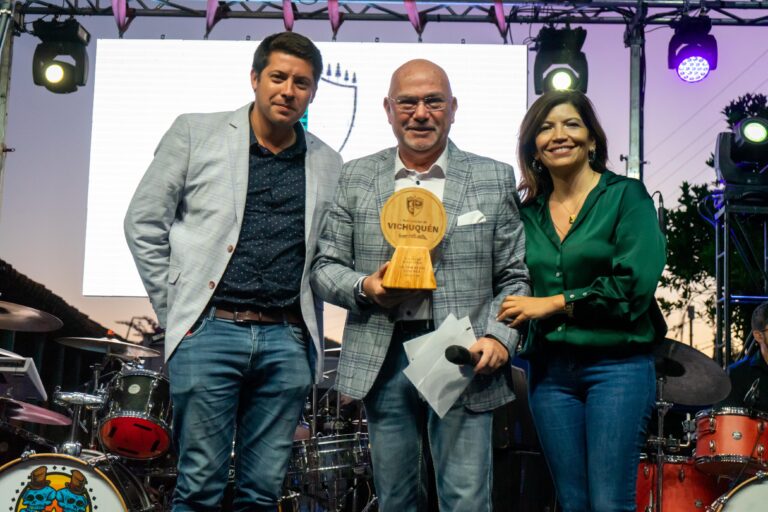 El pueblo de Vichuquén se vistió de gala en el inicio de la fiesta Noche de las Viñas 2024