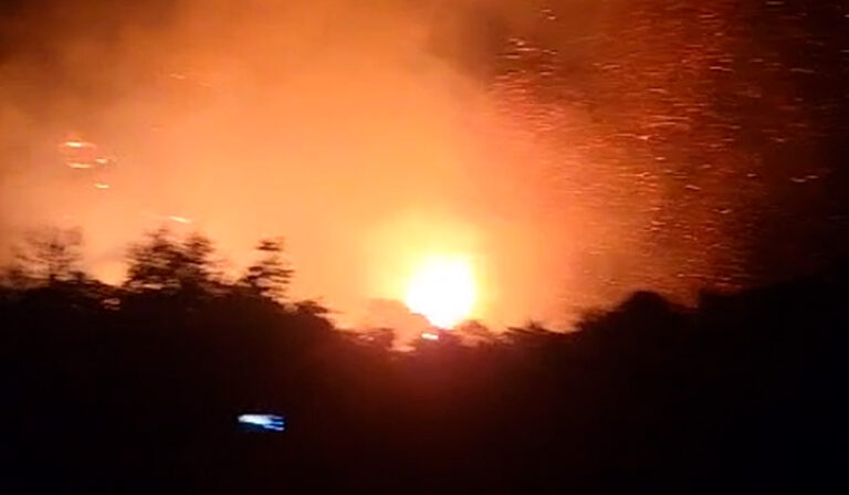 Pencahue: Incendio con alta velocidad e intensidad se mantiene activo