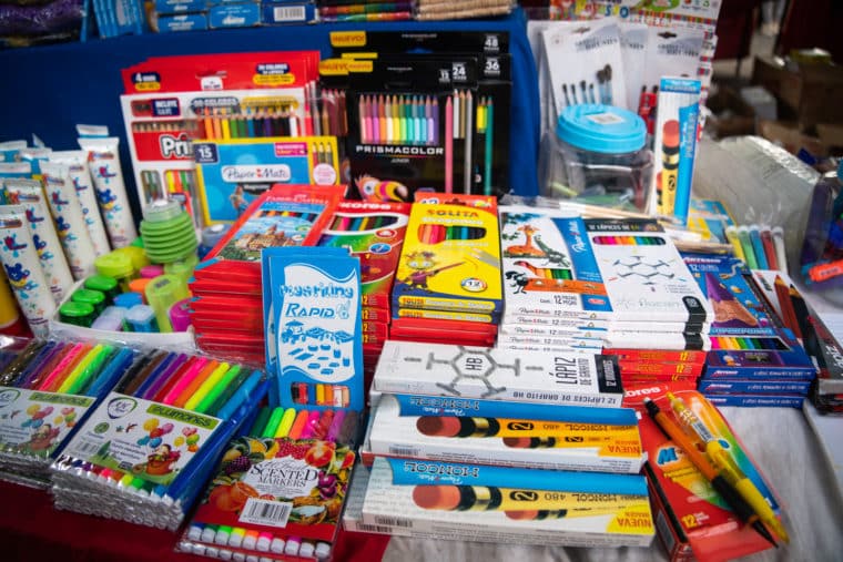 Conozca quienes reciben el kit gratuito de útiles escolares