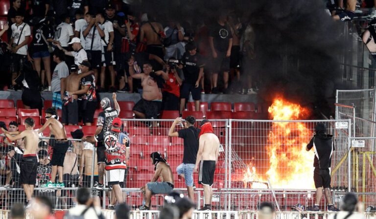 Sancionan a hinchas de Colo Colo por incidentes en el Nacional