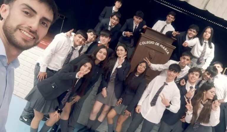 Alumnos donaron dinero de su gira de estudios a profesor que perdió su casa en un incendio