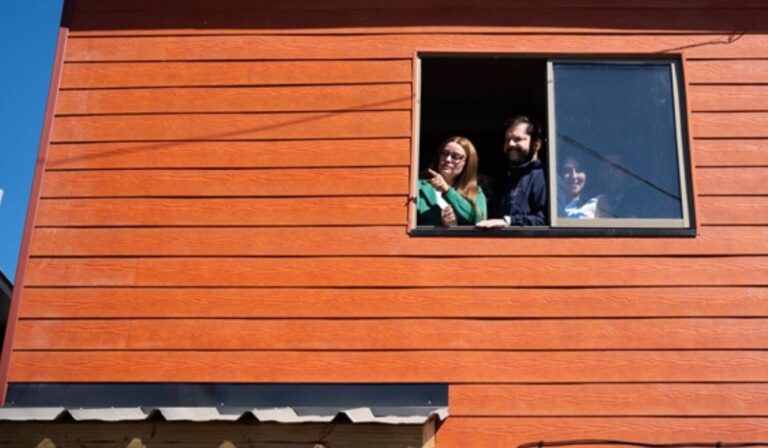Familias recibieron las llaves de nuevo conjunto habitacional en Linares