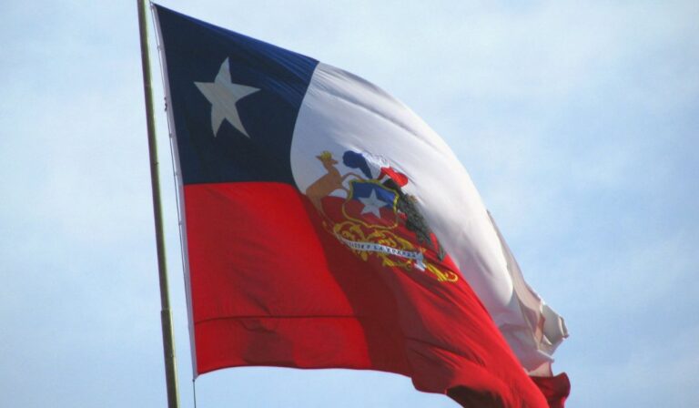 Aprueban proyecto que obliga a cantar himno e izar bandera nacional en colegios