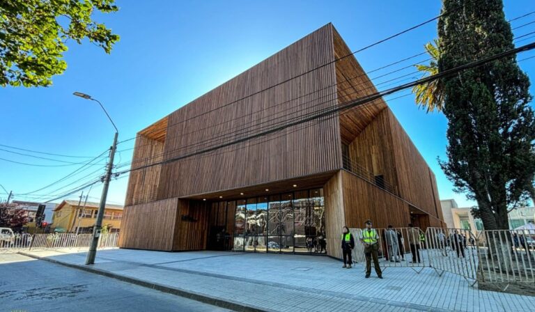 Teatro Municipal de Constitución abre sus puertas tras daños sufridos el 27F