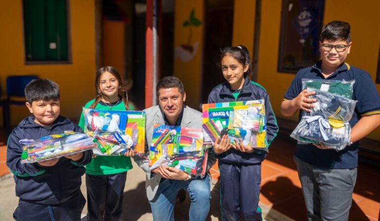 Estudiantes de Vichuquén reciben ayuda municipal en inicio de año escolar