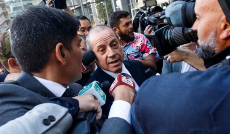 Exdirector de la PDI llegó hasta los tribunales protegido por escoltas