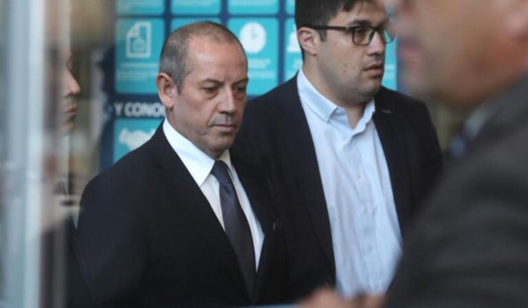 “Resulta indispensable”: Decretan prisión preventiva para exdirector general de la PDI