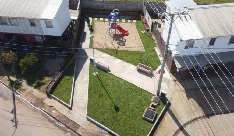 Inauguran tres renovadas plazoletas en la población Tiempo Nuevo de Pelluhue