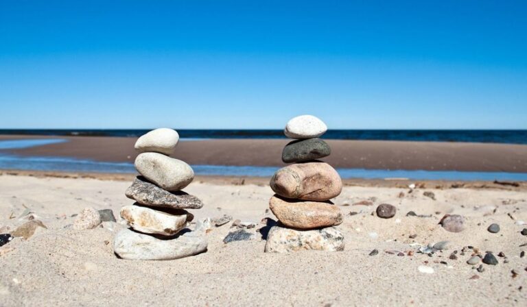 Piden no construir torres de piedras en zonas naturales para proteger los ecosistemas