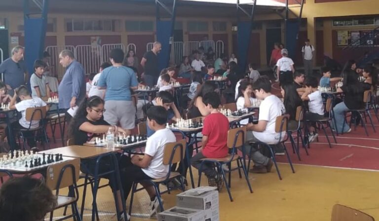Torneo de Ajedrez Escolar “Juguemos a Pensar” reunió a más de cien jugadores
