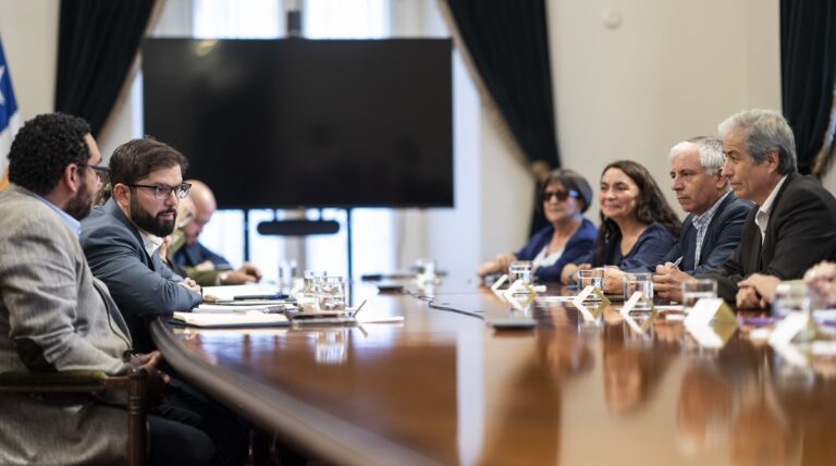Colegio de Profesores fue recibido en el palacio presidencial para tratar deuda histórica