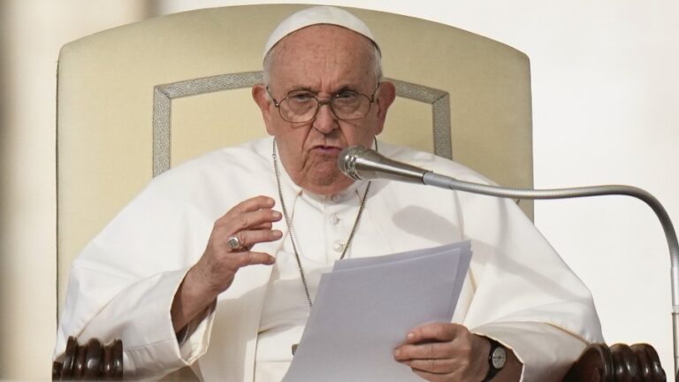Sufrió crisis asmática ayer: Papa Francisco continúa internado