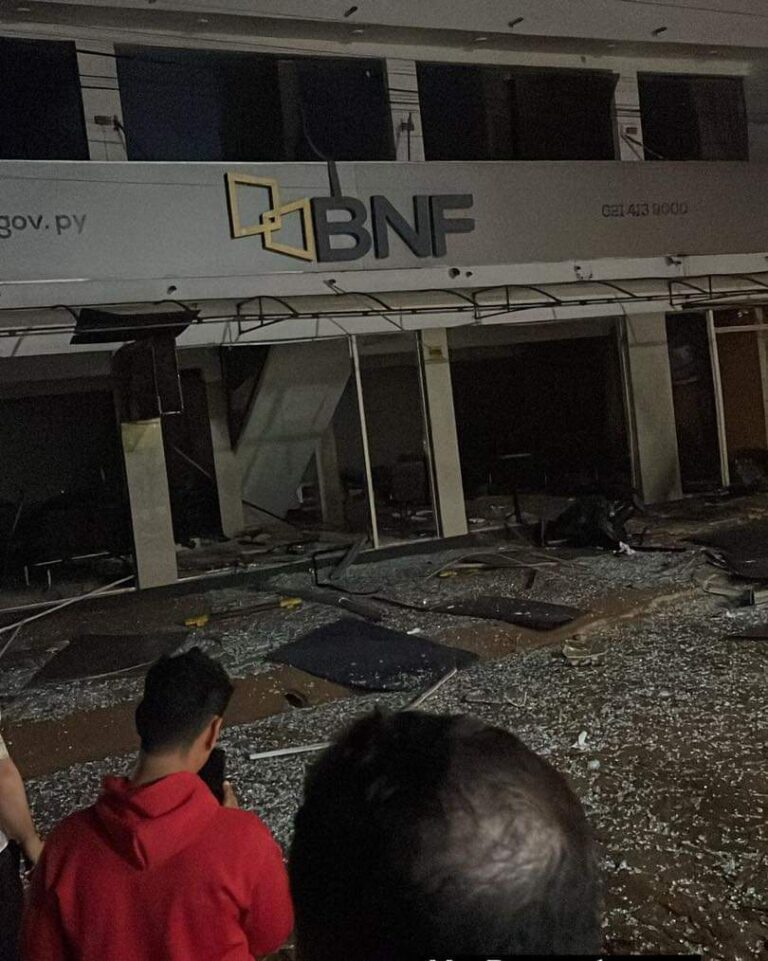 Grupo armado con explosivos robó US$140 mil dólares de un banco estatal paraguayo